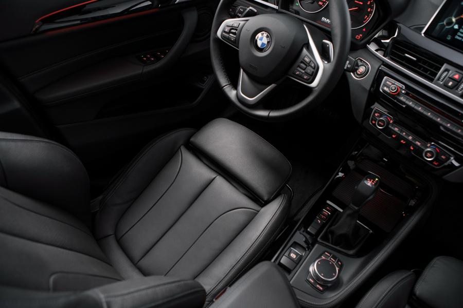 Интерьер BMW X1 sDrive20i Orange Edition 2017 года  (NL) (фото 14 из 16)
